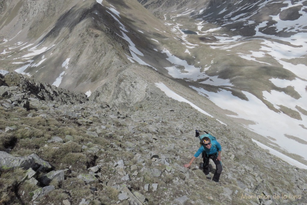 Jenny subiendo al Pic de l'Infern por su cara noreste, abajo queda el valle de Coma Mitjana y el cordal de Coma Mitjana a la izquierda
